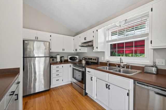 2084 Parkview Lane, Woodbury, MN 55125