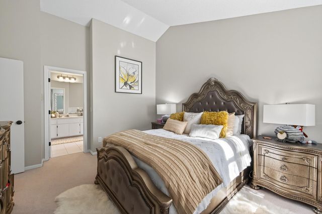 2084 Parkview Lane, Woodbury, MN 55125