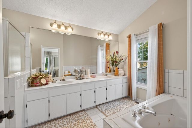 2084 Parkview Lane, Woodbury, MN 55125