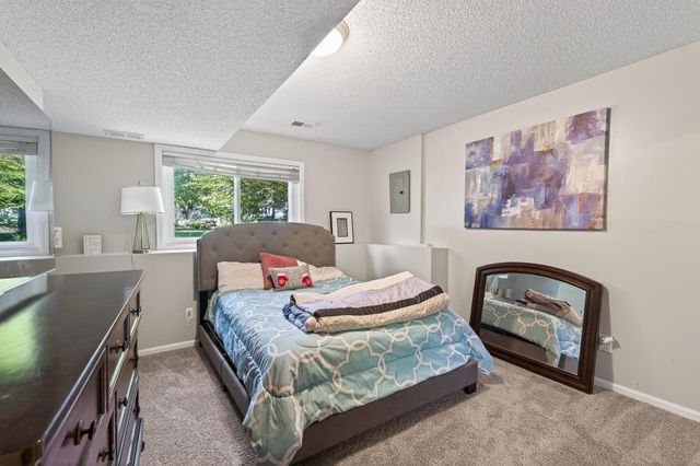 2084 Parkview Lane, Woodbury, MN 55125