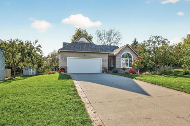 2084 Parkview Lane, Woodbury, MN 55125