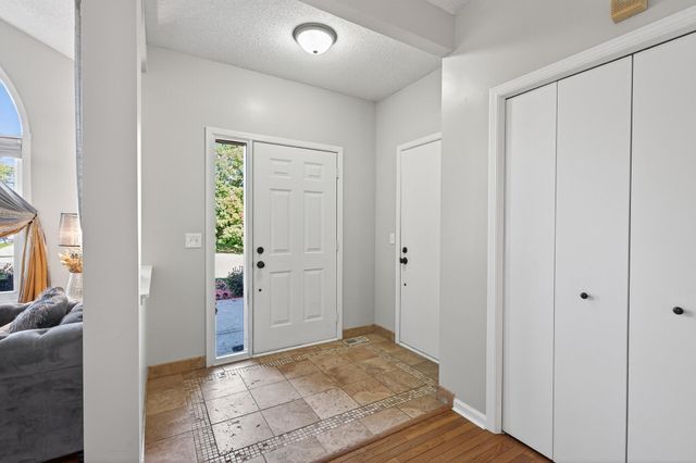 2084 Parkview Lane, Woodbury, MN 55125