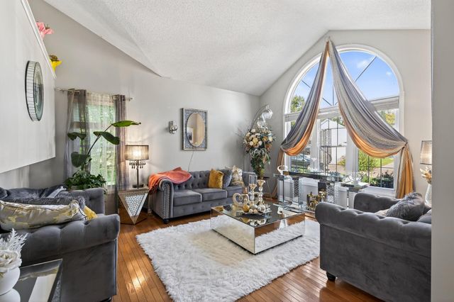 2084 Parkview Lane, Woodbury, MN 55125