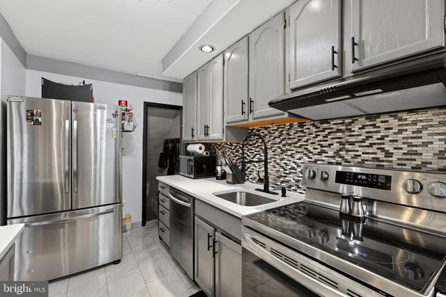 4 OAKLEY RD, Upper Darby, PA 19082
