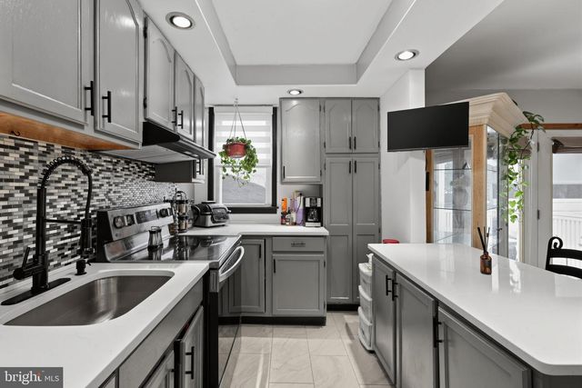 4 OAKLEY RD, Upper Darby, PA 19082
