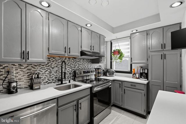 4 OAKLEY RD, Upper Darby, PA 19082