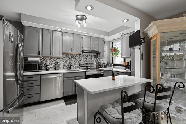 4 OAKLEY RD, Upper Darby, PA 19082
