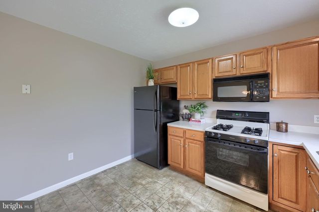 2833 WOODMONT DR, York, PA 17404