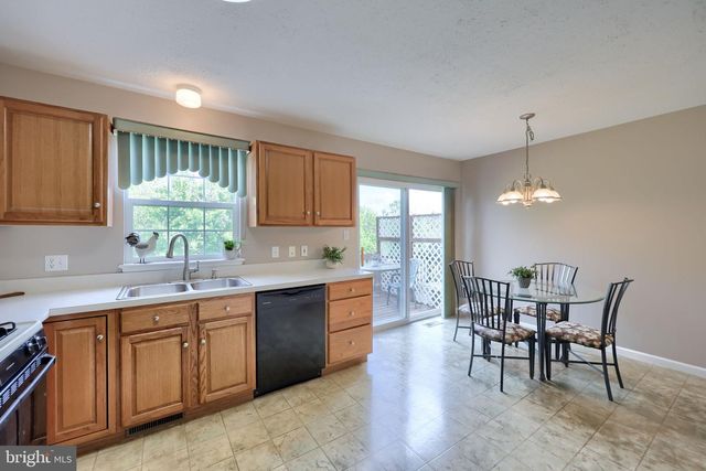 2833 WOODMONT DR, York, PA 17404