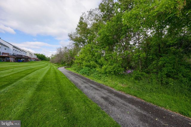 2833 WOODMONT DR, York, PA 17404