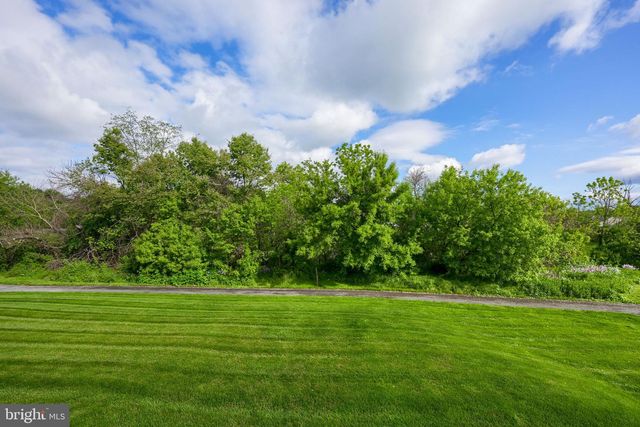 2833 WOODMONT DR, York, PA 17404
