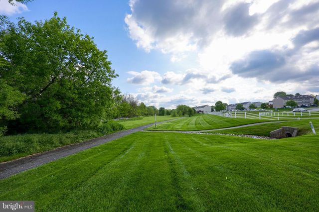 2833 WOODMONT DR, York, PA 17404