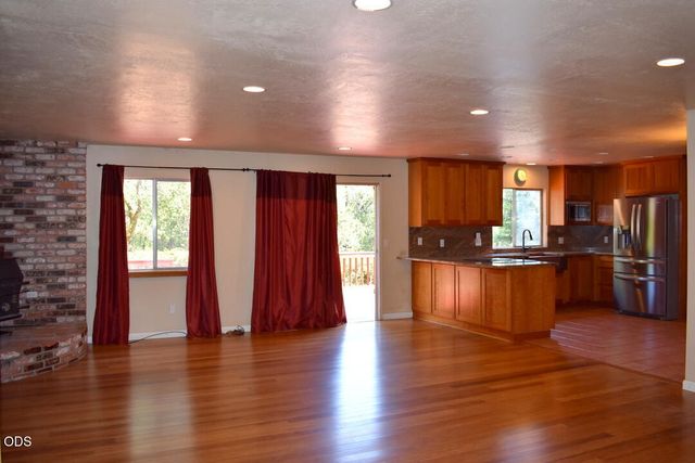 359 Northwoods Drive, Merlin, OR 97532