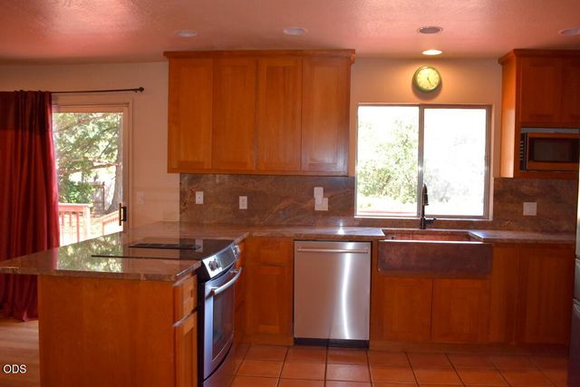 359 Northwoods Drive, Merlin, OR 97532