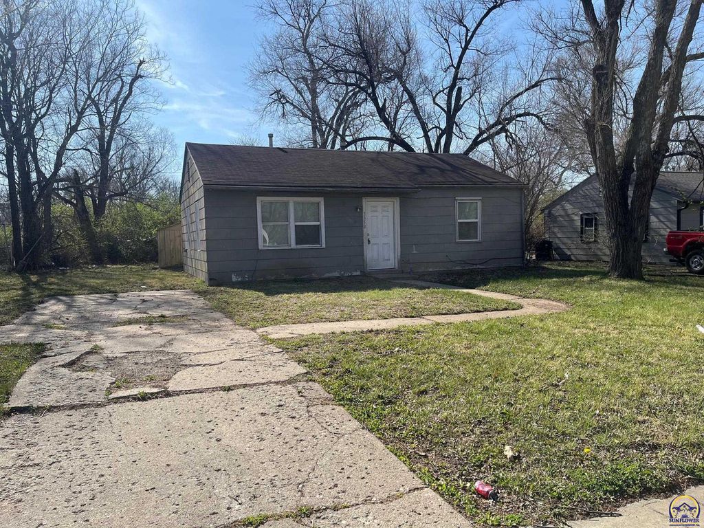 3358 SE Fremont St, Topeka, KS 66605