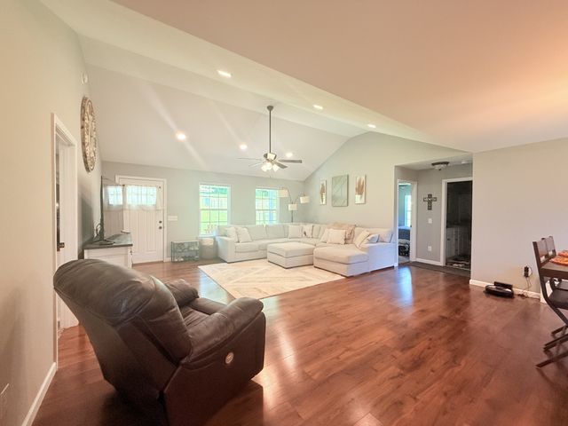649 Old Harrison Ferry Rd, Mcminnville, TN 37110