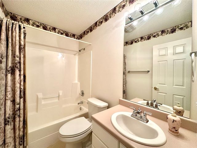 6720 Waterview Drive SW, Cedar Rapids, IA 52404