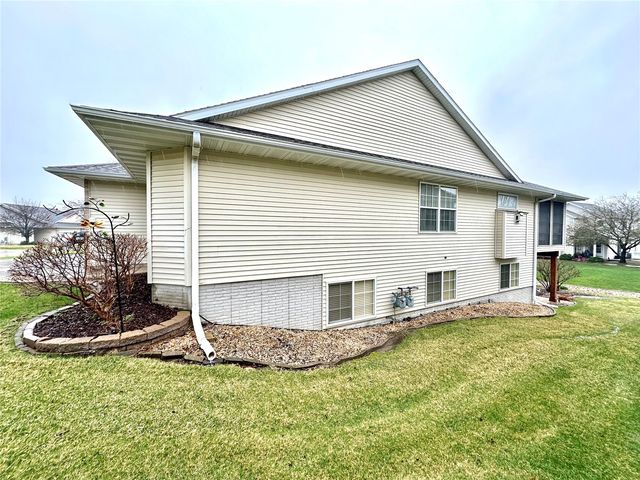 6720 Waterview Drive SW, Cedar Rapids, IA 52404