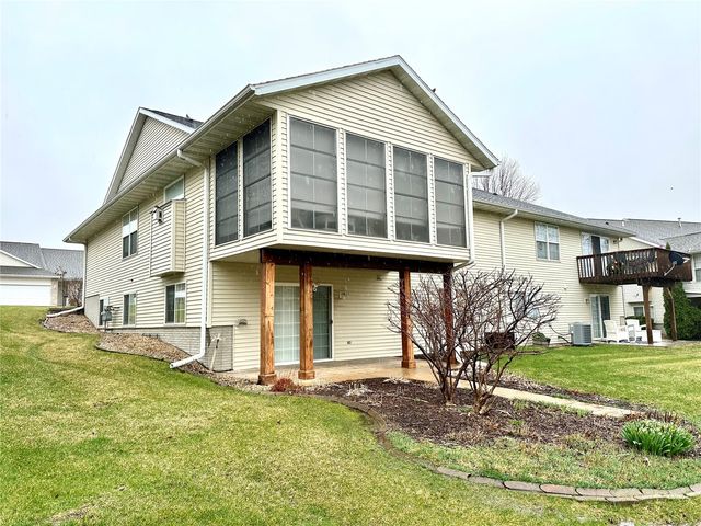 6720 Waterview Drive SW, Cedar Rapids, IA 52404