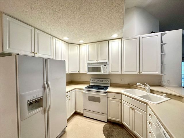 6720 Waterview Drive SW, Cedar Rapids, IA 52404