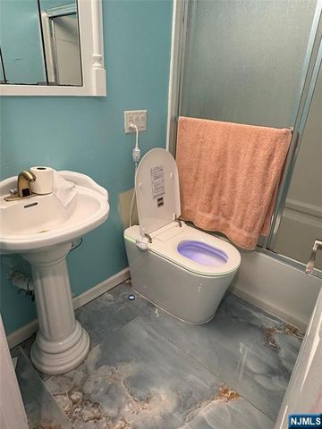 21 Helen, Moonachie, NJ 07074