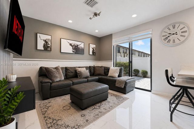 3382 W 104th Ter, Hialeah, FL 33018