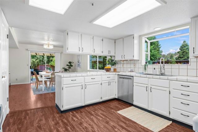 2430 Camden Court, Santa Cruz, CA 95065