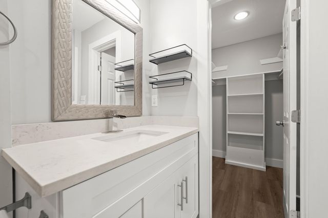 6410 Chimney Creek CIR B, Austin, TX 78723