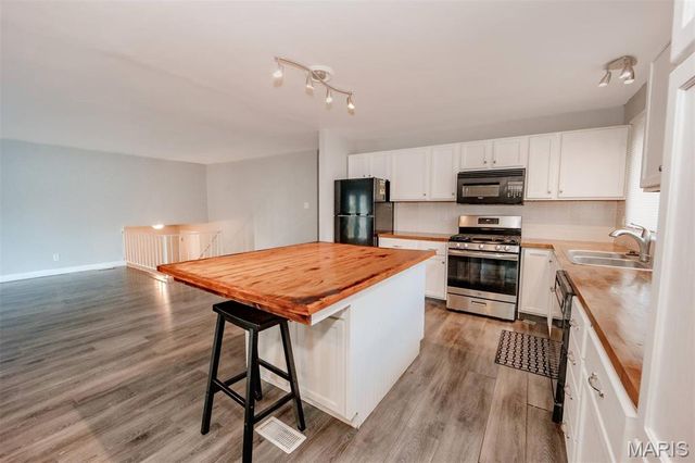 367 Napoli Court, Ballwin, MO 63021