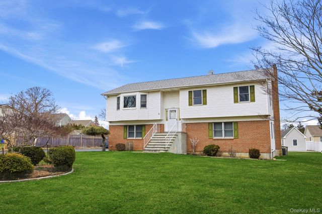 1450 McCann Lane, Riverhead, NY 11944