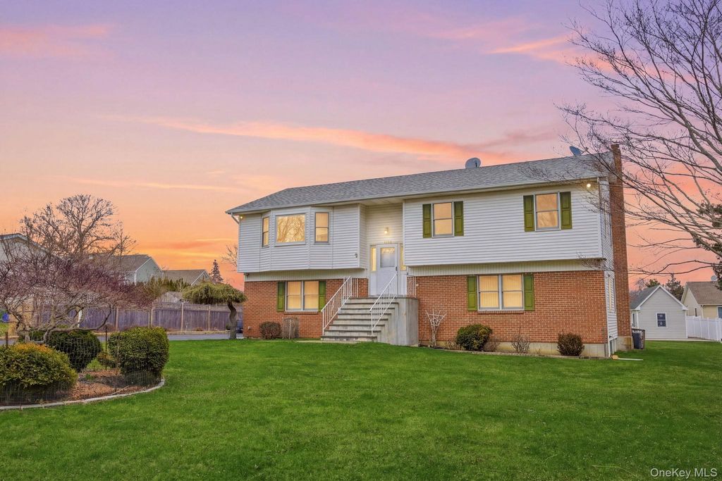 1450 McCann Lane, Riverhead, NY 11944