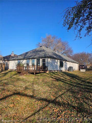 2124 N Norfolk Avenue, Tulsa, OK 74106