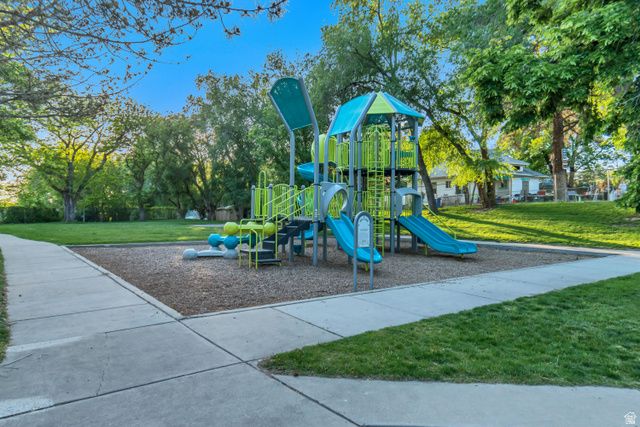 1643 N HOLLYHOCK, Farmington, UT 84025