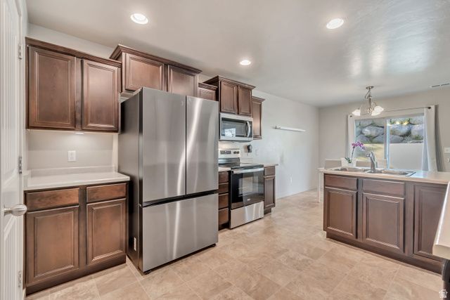 1643 N HOLLYHOCK, Farmington, UT 84025