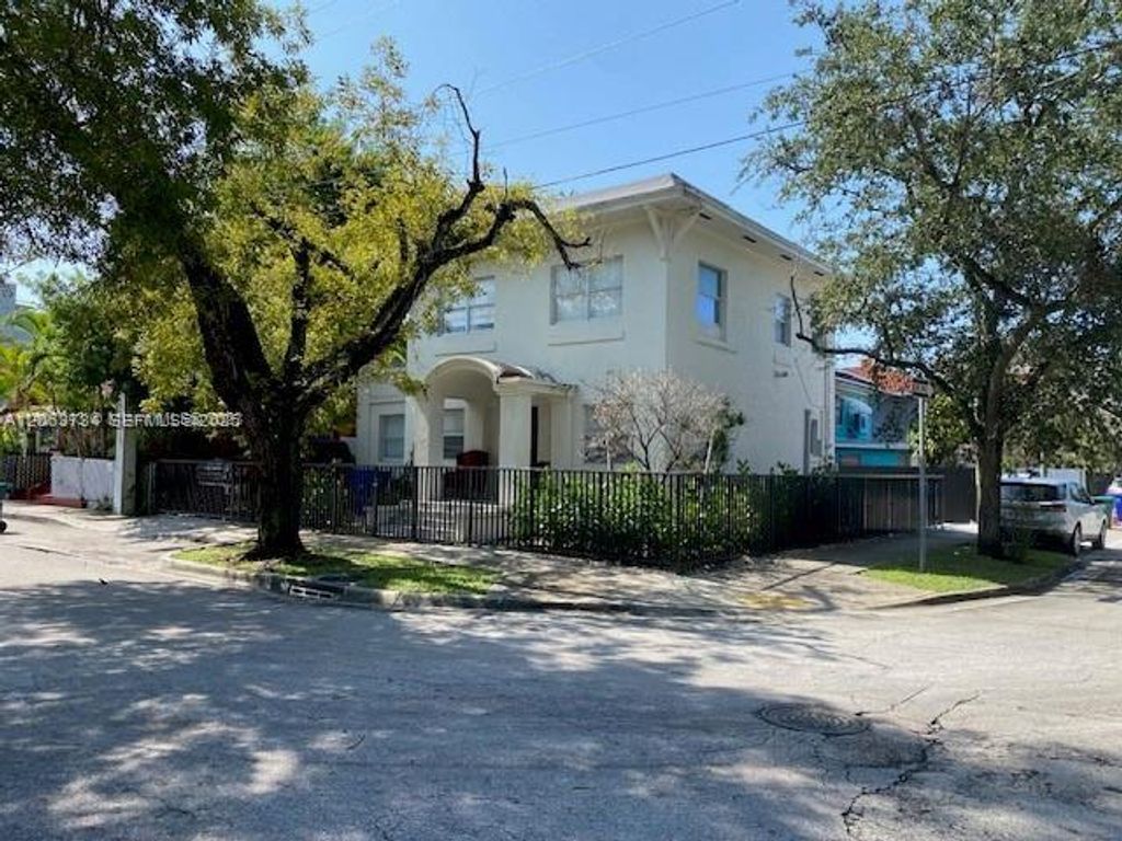 876 SW 2nd Street, Miami, FL 33130