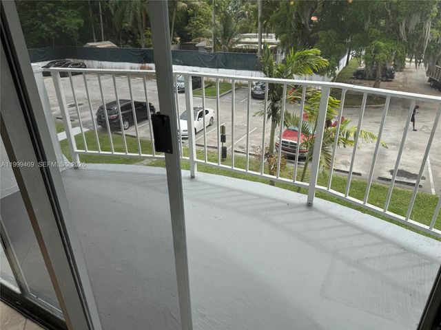 492 NW 165th St Rd C-309, Miami, FL 33169