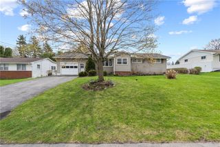 211 Charlane Parkway, Salina, NY 13212