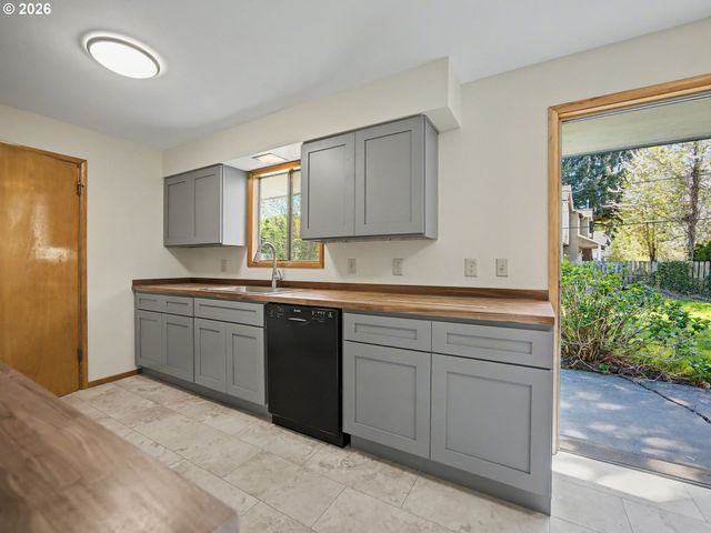 10336 Ne RUSSELL Ct, Portland, OR 97220