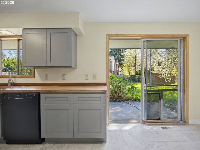 10336 Ne RUSSELL Ct, Portland, OR 97220