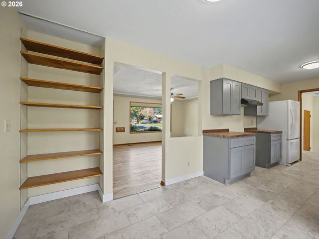 10336 Ne RUSSELL Ct, Portland, OR 97220