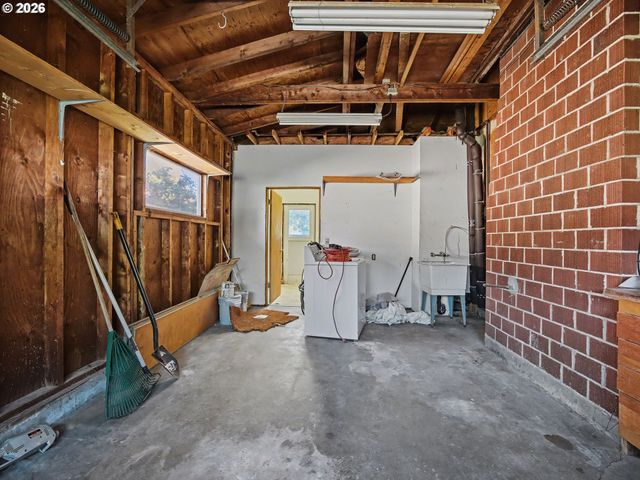 10336 Ne RUSSELL Ct, Portland, OR 97220