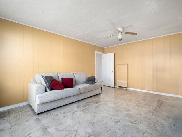 307 S Kansas Street, La Porte, TX 77571