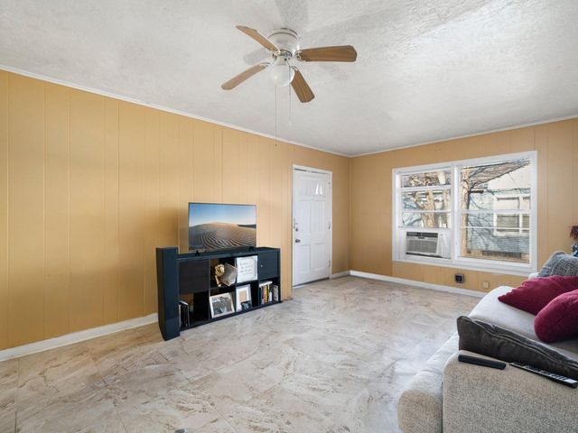 307 S Kansas Street, La Porte, TX 77571