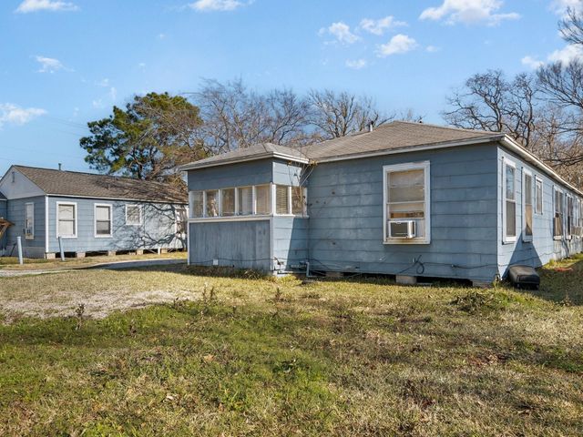 307 S Kansas Street, La Porte, TX 77571