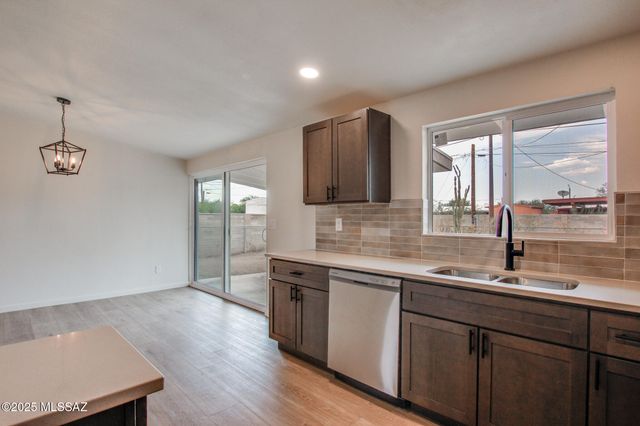 1220 W Fresno Street, Tucson, AZ 85745