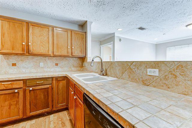 2010 Hickory Glen Drive, Missouri City, TX 77489