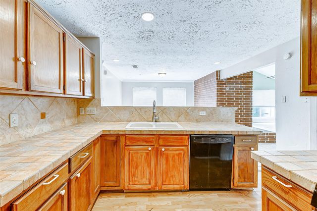 2010 Hickory Glen Drive, Missouri City, TX 77489