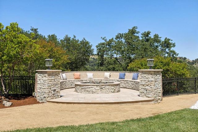 14000 Pike Road, Saratoga, CA 95070
