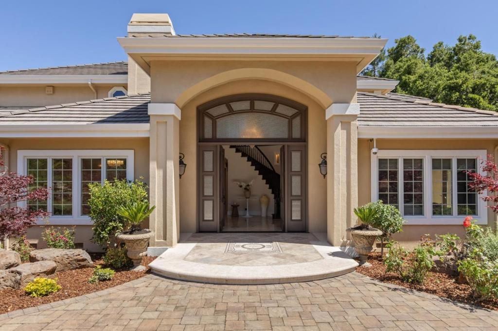 Image 5 of property listing at 14000 Pike Road, Saratoga, CA 95070