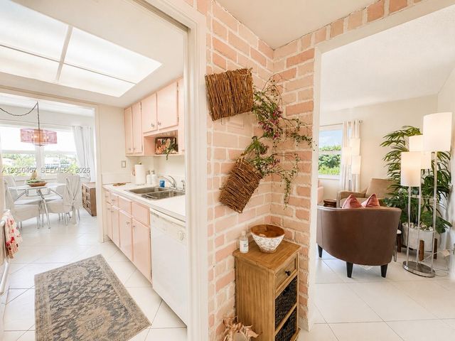1069 Hillsboro Mile 206, Hillsboro Beach, FL 33062